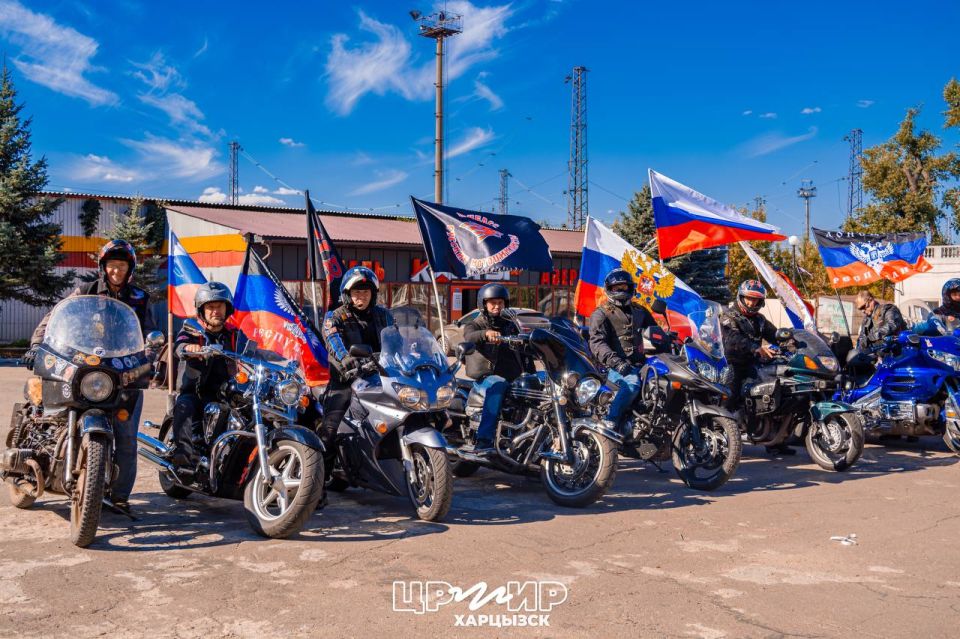 Символы воссоединения на улицах Харцызска Символы воссоединения на улицах Харцызска