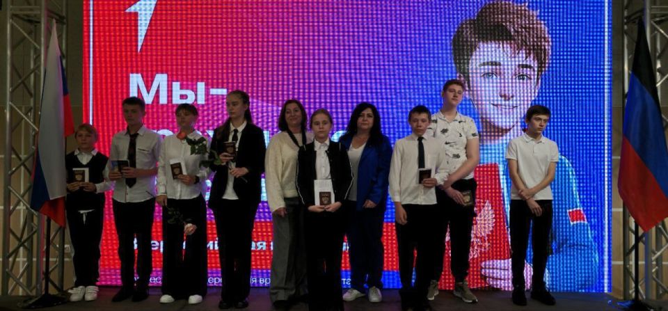 «Мы -граждане России!». Общественная организация «Движение первых» провела серию торжественных мероприятий по вручению паспортов граждан Российской Федерации юным жителям Республики «Мы -граждане России!». Общественная организация «Движение первых» провела серию торжественных мероприятий по вручению паспортов граждан Российской Федерации юным жителям Республики