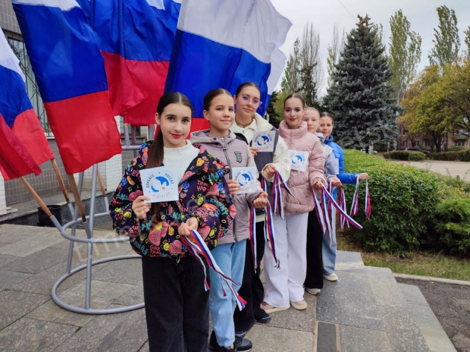 «Донецк - это Россия!». В Донецке прошла акция «Триколор» по случаю празднования Дня воссоединения Донецкой и Луганской Народных Республик, а также Запорожской и Херсонской областей с Российской Федерацией «Донецк - это Россия!». В Донецке прошла акция «Триколор» по случаю празднования Дня воссоединения Донецкой и Луганской Народных Республик, а также Запорожской и Херсонской областей с Российской Федерацией