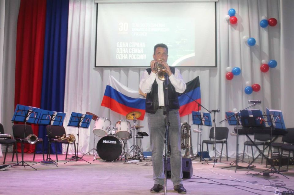 Борис Трима: В честь Дня воссоединения Донецкой и Луганской Народных Республик, Запорожской и Херсонской областей с Российской Федерацией в Мангуше состоялся торжественный концерт Борис Трима: В честь Дня воссоединения Донецкой и Луганской Народных Республик, Запорожской и Херсонской областей с Российской Федерацией в Мангуше состоялся торжественный концерт