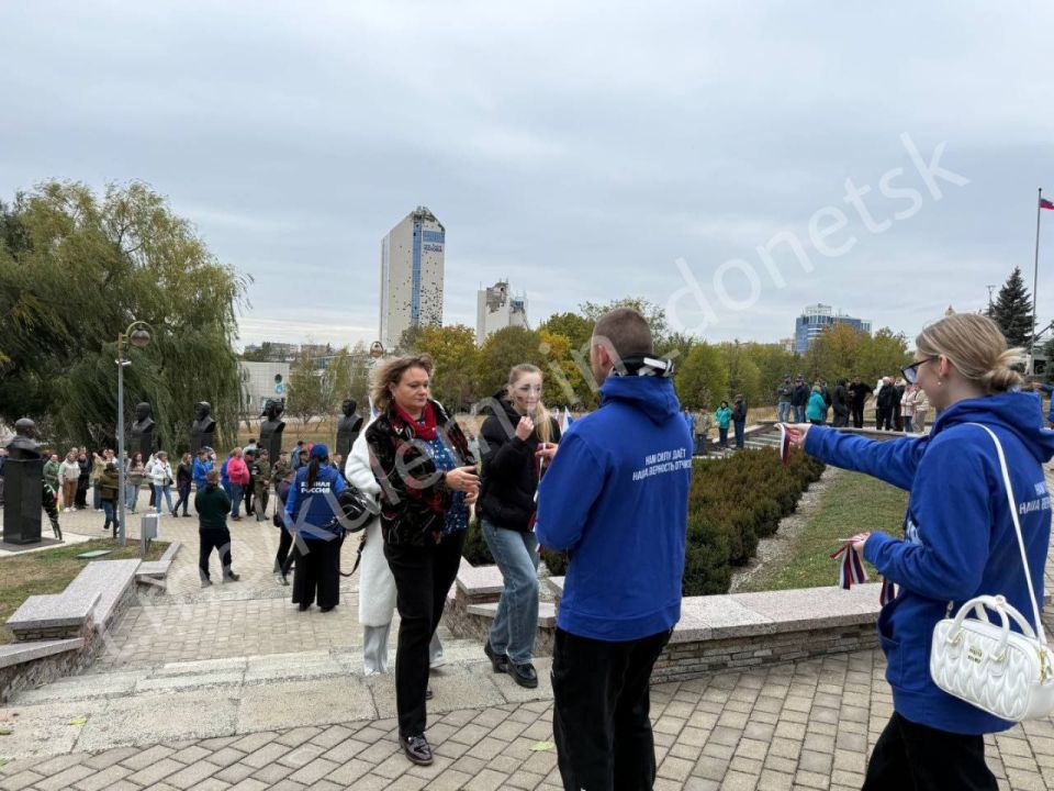 «Донецк - это Россия!». В Донецке прошла акция «Триколор» по случаю празднования Дня воссоединения Донецкой и Луганской Народных Республик, а также Запорожской и Херсонской областей с Российской Федерацией «Донецк - это Россия!». В Донецке прошла акция «Триколор» по случаю празднования Дня воссоединения Донецкой и Луганской Народных Республик, а также Запорожской и Херсонской областей с Российской Федерацией