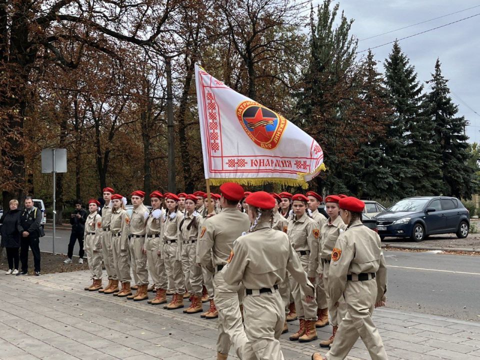 ПРИСЯГА. Юнармейцы отряда ВПК «Пламя» штаба местного отделения городского округа Харцызска ГБОУ "Средняя школа 4 г.о. Харцызск", ученица из 9-А класса Столика Дарья и ученица 10-А класса Павлюк Анастасия в честь Дня... ПРИСЯГА. Юнармейцы отряда ВПК «Пламя» штаба местного отделения городского округа Харцызска ГБОУ "Средняя школа 4 г.о. Харцызск", ученица из 9-А класса Столика Дарья и ученица 10-А класса Павлюк Анастасия в честь Дня...