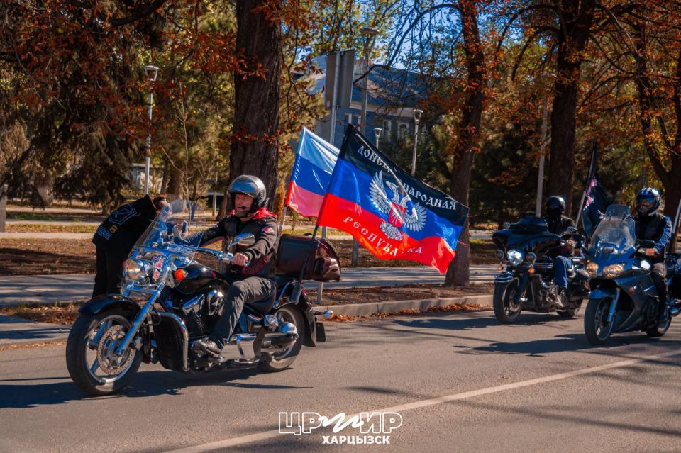 Символы воссоединения на улицах Харцызска Символы воссоединения на улицах Харцызска