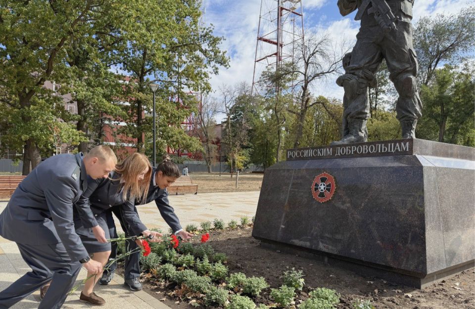 30 сентября, в третью годовщину воссоединения Донецкой Народной Республики, Луганской Народной Республики, Запорожской области и Херсонской области с Российской Федерацией, сотрудники Управления Россельхознадзора по ДНР и... 30 сентября, в третью годовщину воссоединения Донецкой Народной Республики, Луганской Народной Республики, Запорожской области и Херсонской области с Российской Федерацией, сотрудники Управления Россельхознадзора по ДНР и...