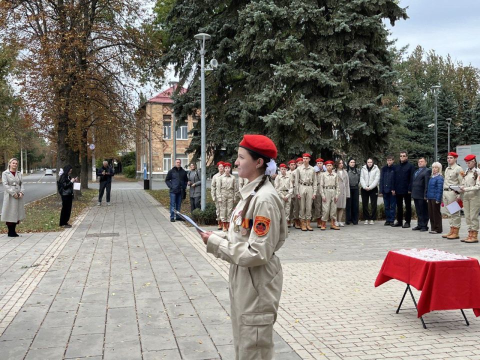 ПРИСЯГА. Юнармейцы отряда ВПК «Пламя» штаба местного отделения городского округа Харцызска ГБОУ "Средняя школа 4 г.о. Харцызск", ученица из 9-А класса Столика Дарья и ученица 10-А класса Павлюк Анастасия в честь Дня... ПРИСЯГА. Юнармейцы отряда ВПК «Пламя» штаба местного отделения городского округа Харцызска ГБОУ "Средняя школа 4 г.о. Харцызск", ученица из 9-А класса Столика Дарья и ученица 10-А класса Павлюк Анастасия в честь Дня...