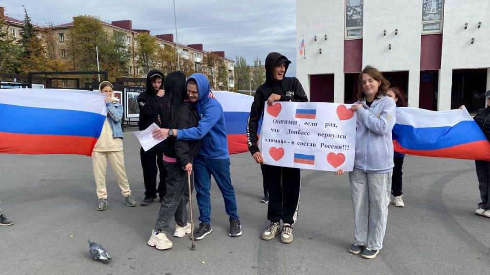 Снежнянцев поздравили с Днем воссоединения Донбасса с Россией Снежнянцев поздравили с Днем воссоединения Донбасса с Россией