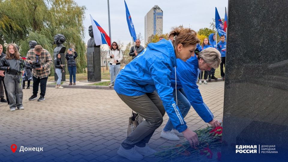 Сегодня в Донецке прошёл масштабный автопробег, организованный Донецким региональным отделением партии «Единая Россия» в честь Дня воссоединения с Россией Сегодня в Донецке прошёл масштабный автопробег, организованный Донецким региональным отделением партии «Единая Россия» в честь Дня воссоединения с Россией