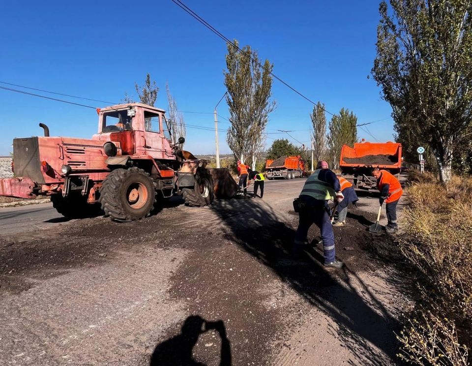 Благодаря технике, переданной Кузбассом, в Горловке восстанавливают дороги и благоустраивают городские улицы Благодаря технике, переданной Кузбассом, в Горловке восстанавливают дороги и благоустраивают городские улицы