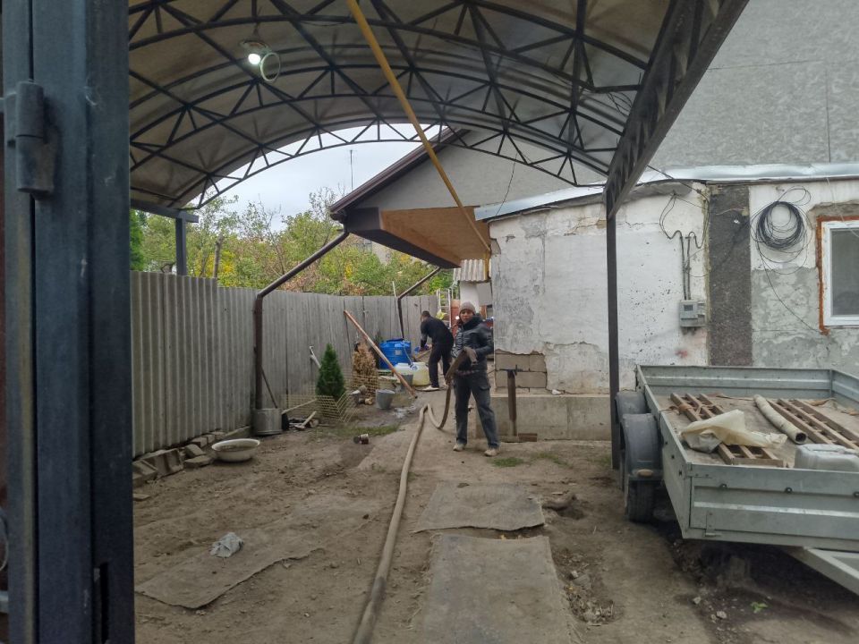 Для обеспечения водой жителей района Управой Кировского внутригородского района при поддержке региона-шефа Московская область ежедневно осуществляется подвоз воды для жителей домов, в которые в установленный графиком день не... Для обеспечения водой жителей района Управой Кировского внутригородского района при поддержке региона-шефа Московская область ежедневно осуществляется подвоз воды для жителей домов, в которые в установленный графиком день не...