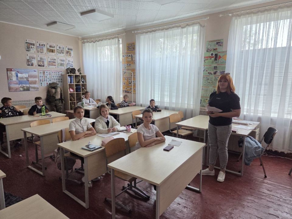 «Уступи дорогу поездам!» - с таким решительным призывом обратились к детям и подросткам специалисты по охране труда Мелитополь-Херсонского филиала ФГУП «Железные дороги Новороссии» на профилактических беседах-лекциях... «Уступи дорогу поездам!» - с таким решительным призывом обратились к детям и подросткам специалисты по охране труда Мелитополь-Херсонского филиала ФГУП «Железные дороги Новороссии» на профилактических беседах-лекциях...