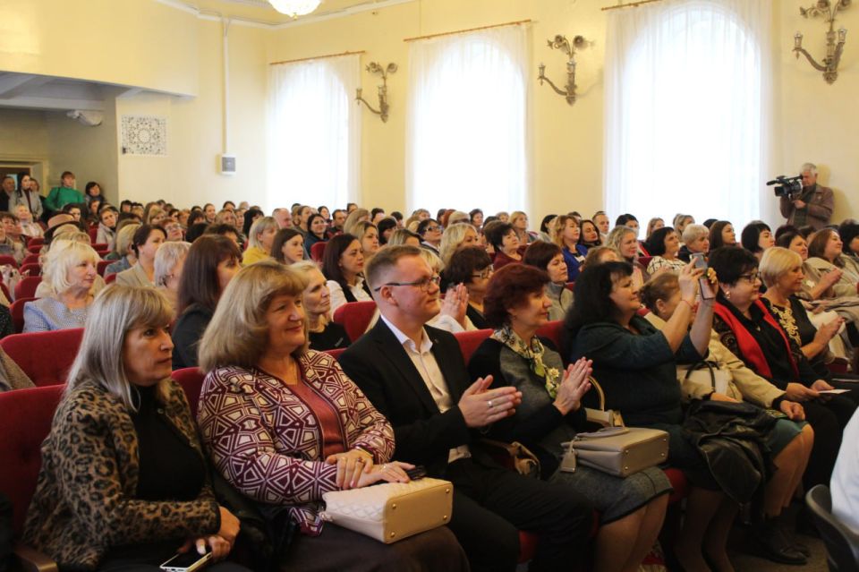01.10.2025 в МБОДО «ДДЮТ «ЮНОСТЬ» Г.ТОРЕЗА» состоялся театрализованный концерт ко Дню учителя «Формула счастья учителей» 01.10.2025 в МБОДО «ДДЮТ «ЮНОСТЬ» Г.ТОРЕЗА» состоялся театрализованный концерт ко Дню учителя «Формула счастья учителей»