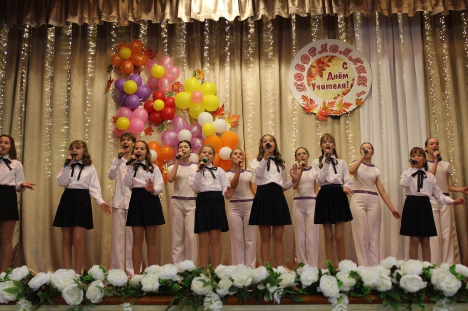 01.10.2025 в МБОДО «ДДЮТ «ЮНОСТЬ» Г.ТОРЕЗА» состоялся театрализованный концерт ко Дню учителя «Формула счастья учителей» 01.10.2025 в МБОДО «ДДЮТ «ЮНОСТЬ» Г.ТОРЕЗА» состоялся театрализованный концерт ко Дню учителя «Формула счастья учителей»
