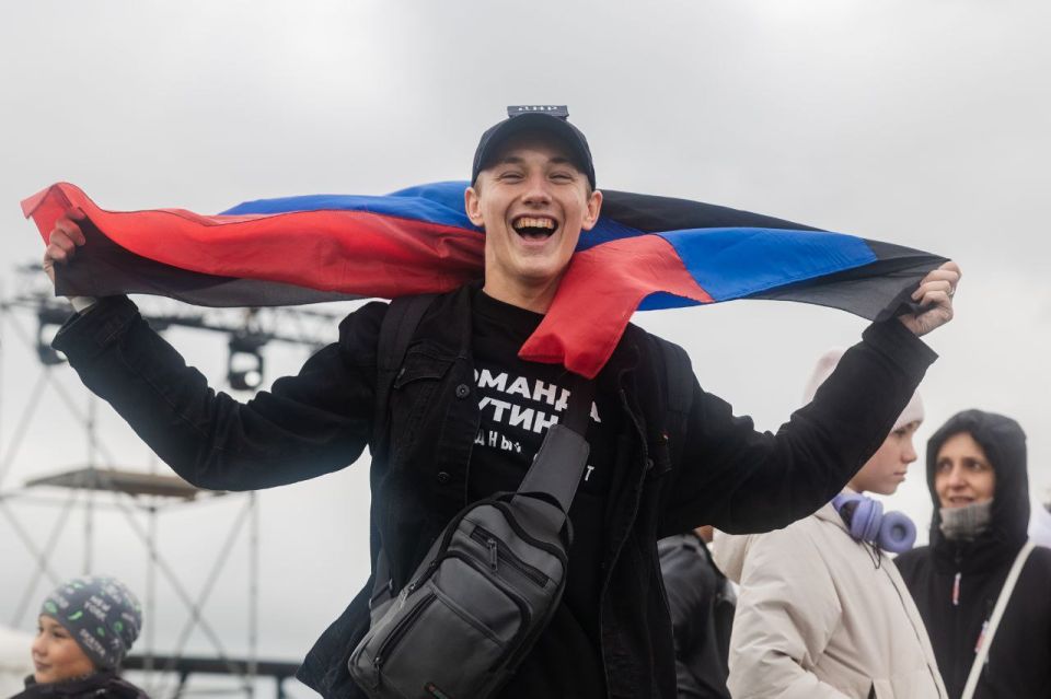 Представители Донбасса отпраздновали День воссоединения с Россией в «Счастливцево» Представители Донбасса отпраздновали День воссоединения с Россией в «Счастливцево»