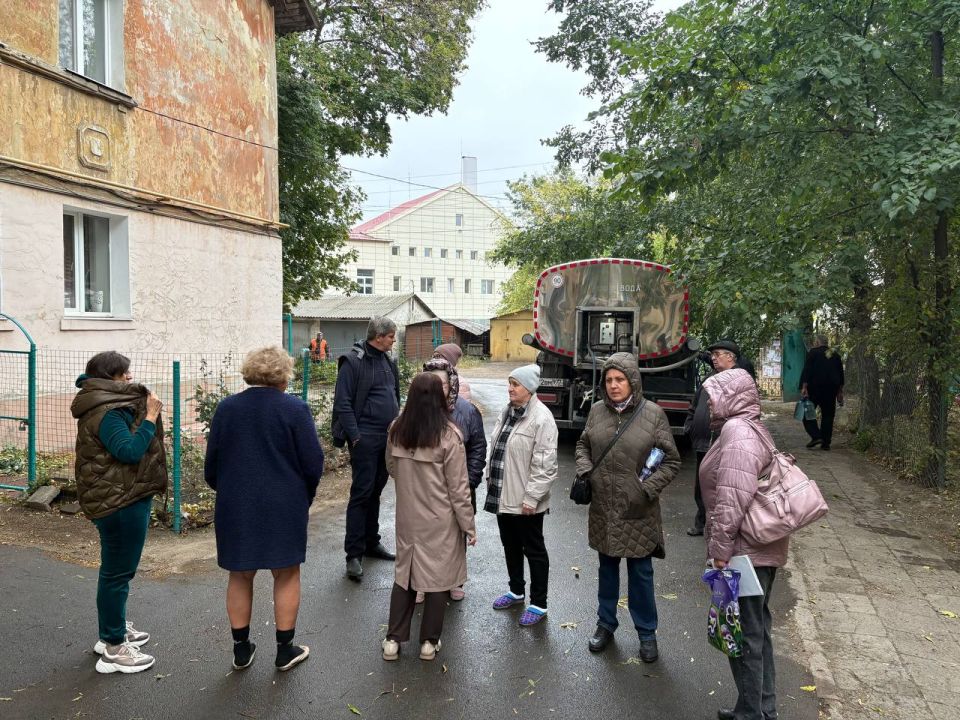 По поручению Главы ДНР Дениса Пушилина 01.10.2025 по адресу: г. Донецк, ул. Кирова,11 состоялась встреча с жителями, на которой присутствовали руководитель Управы Ленинского внутригородского района Татьяна... По поручению Главы ДНР Дениса Пушилина 01.10.2025 по адресу: г. Донецк, ул. Кирова,11 состоялась встреча с жителями, на которой присутствовали руководитель Управы Ленинского внутригородского района Татьяна...