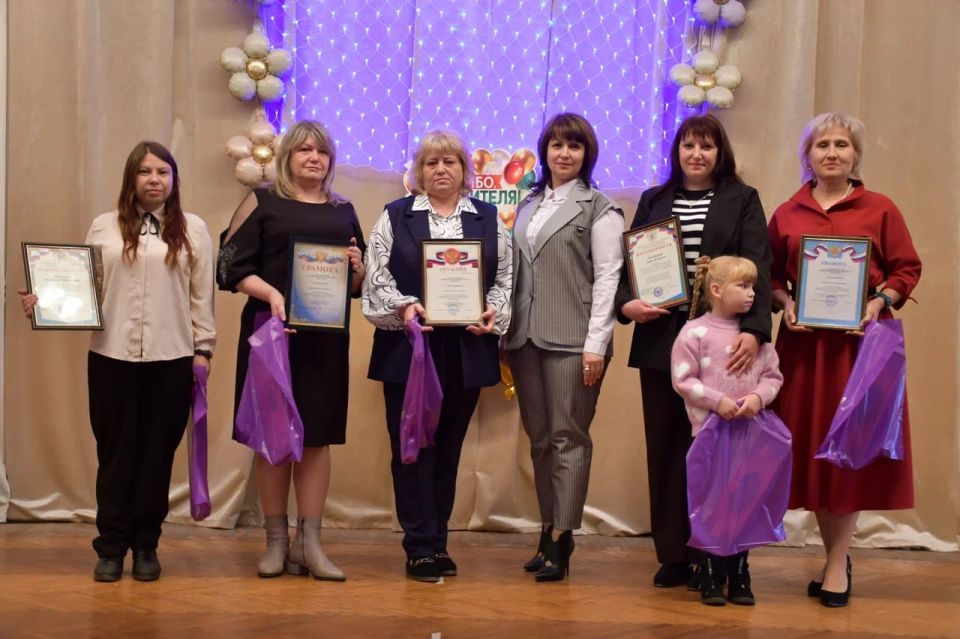 В Дебальцево отметили День учителя: тепло, искренне и с признательностью В Дебальцево отметили День учителя: тепло, искренне и с признательностью