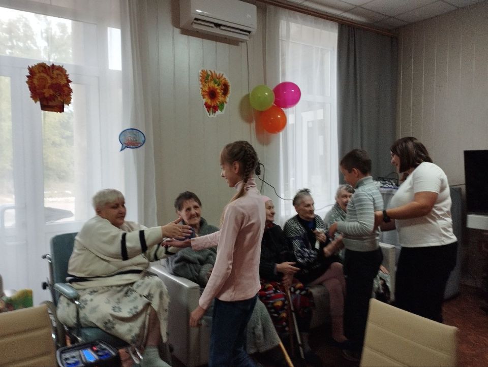 Золотая пора в осенней гармонии: День пожилого человека в Государственном бюджетном учреждении социального обслуживания «Комплексный центр социального обслуживания населения города Енакиево» Золотая пора в осенней гармонии: День пожилого человека в Государственном бюджетном учреждении социального обслуживания «Комплексный центр социального обслуживания населения города Енакиево»