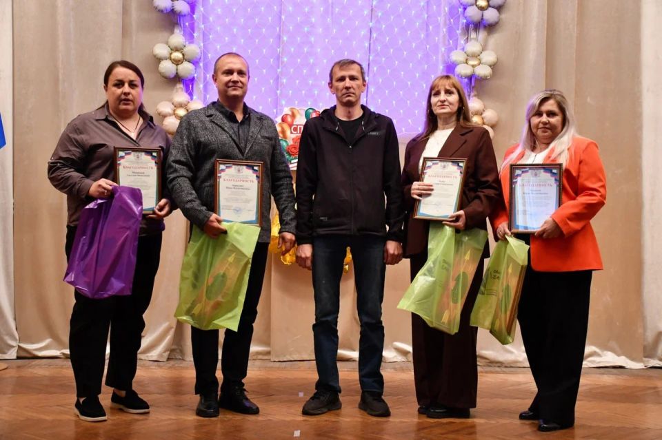 Сергей Желновач: В Дебальцево отметили День учителя: тепло, искренне и с признательностью Сергей Желновач: В Дебальцево отметили День учителя: тепло, искренне и с признательностью