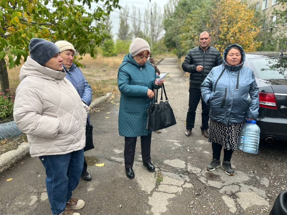 Сегодня советник главы Администрации городского округа Харцызск Наталия Тымко совместно с депутатом Харцызского городского совета Борисом Будыка провели встречу с жителями улицы Адамца Сегодня советник главы Администрации городского округа Харцызск Наталия Тымко совместно с депутатом Харцызского городского совета Борисом Будыка провели встречу с жителями улицы Адамца