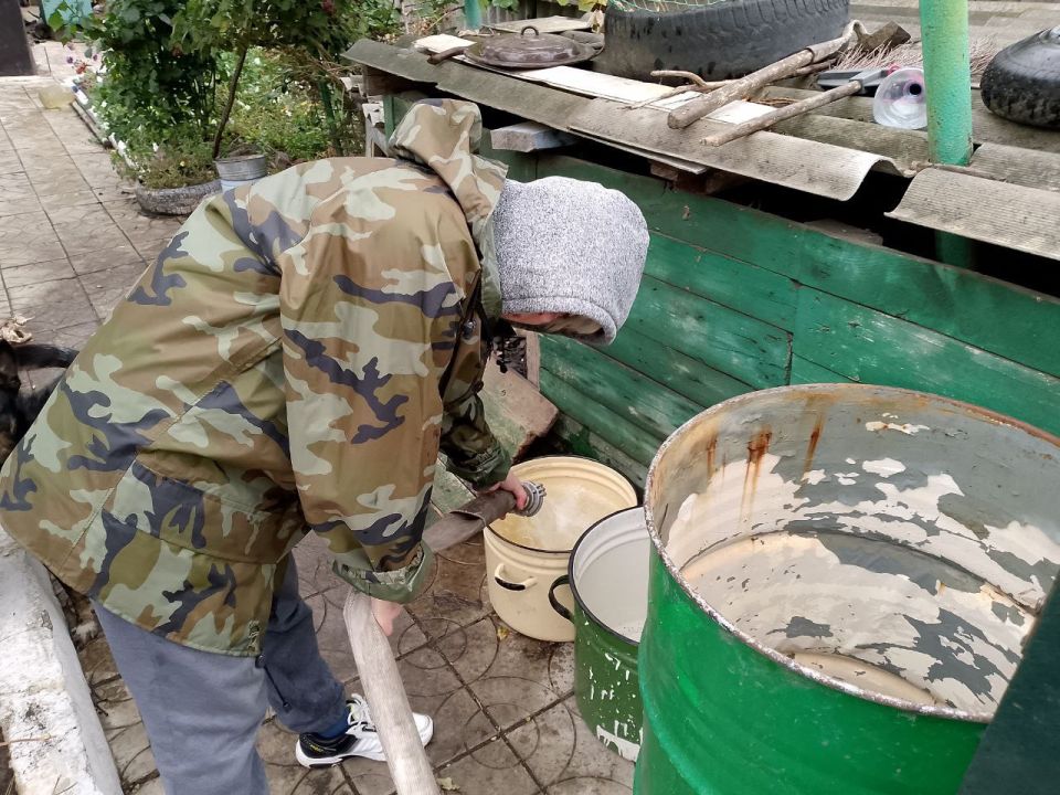 Для обеспечения водой жителей района Управой Кировского внутригородского района при поддержке региона-шефа Московская область ежедневно осуществляется подвоз воды для жителей домов, в которые в установленный графиком день не... Для обеспечения водой жителей района Управой Кировского внутригородского района при поддержке региона-шефа Московская область ежедневно осуществляется подвоз воды для жителей домов, в которые в установленный графиком день не...