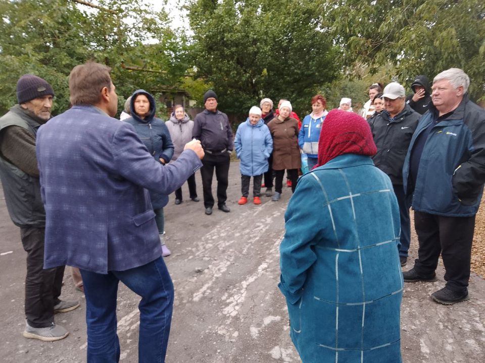 Сегодня, 1 октября 2025 года, по поручению Главы Республики Дениса Пушилина, заместитель руководителя Управы Александр Дёмин провел встречу с жителями по адресу: ул. Станционная, 41 Сегодня, 1 октября 2025 года, по поручению Главы Республики Дениса Пушилина, заместитель руководителя Управы Александр Дёмин провел встречу с жителями по адресу: ул. Станционная, 41