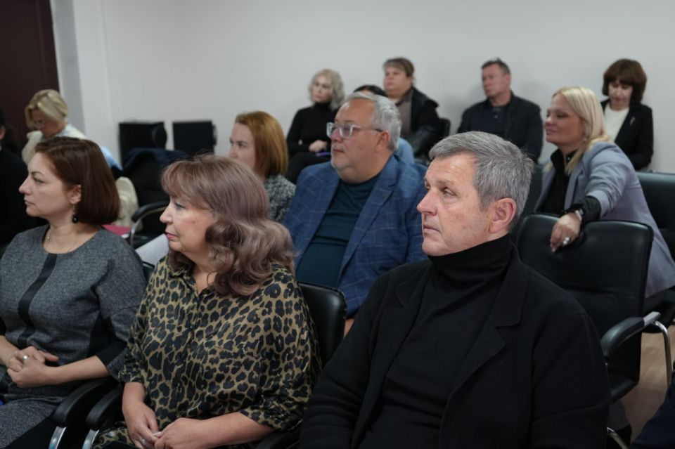 В Министерстве культуры ДНР подвели итоги работы по реализации просветительских проектов, посвящённых специальной военной операции В Министерстве культуры ДНР подвели итоги работы по реализации просветительских проектов, посвящённых специальной военной операции