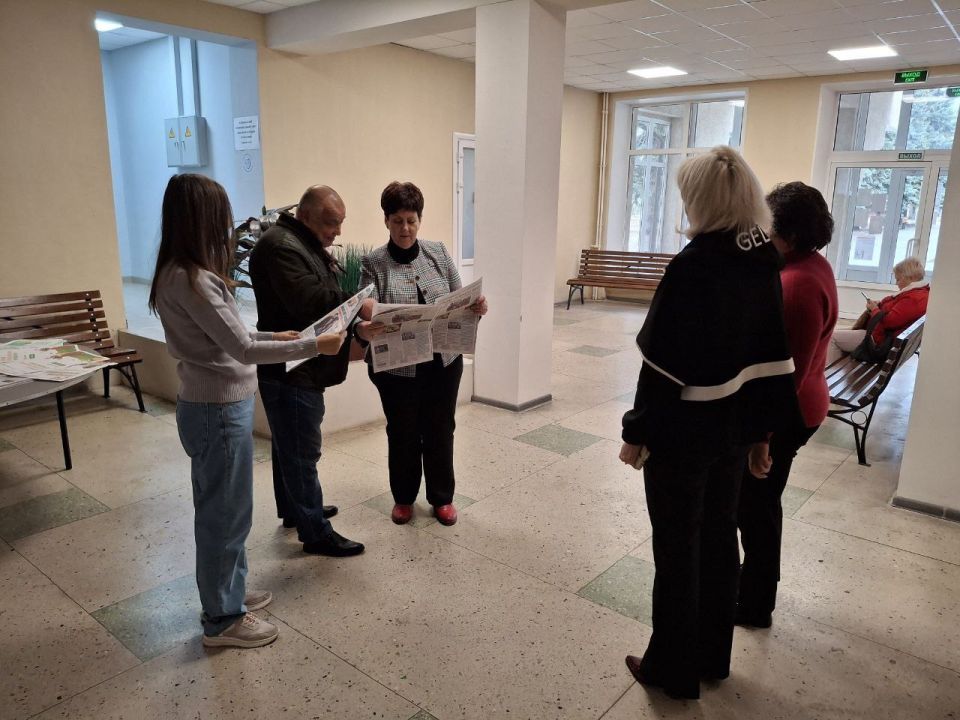 ВСТРЕЧИ С ЖИТЕЛЯМИ. 01 октября 2025 года депутаты Ясиноватского муниципального совета Донецкой Народной Республики от фракции «Единая Россия» - Анна Бондарь, Наталья Филиппова, Валерий Аксенов, Владимир Сергиенко, Елена... ВСТРЕЧИ С ЖИТЕЛЯМИ. 01 октября 2025 года депутаты Ясиноватского муниципального совета Донецкой Народной Республики от фракции «Единая Россия» - Анна Бондарь, Наталья Филиппова, Валерий Аксенов, Владимир Сергиенко, Елена...