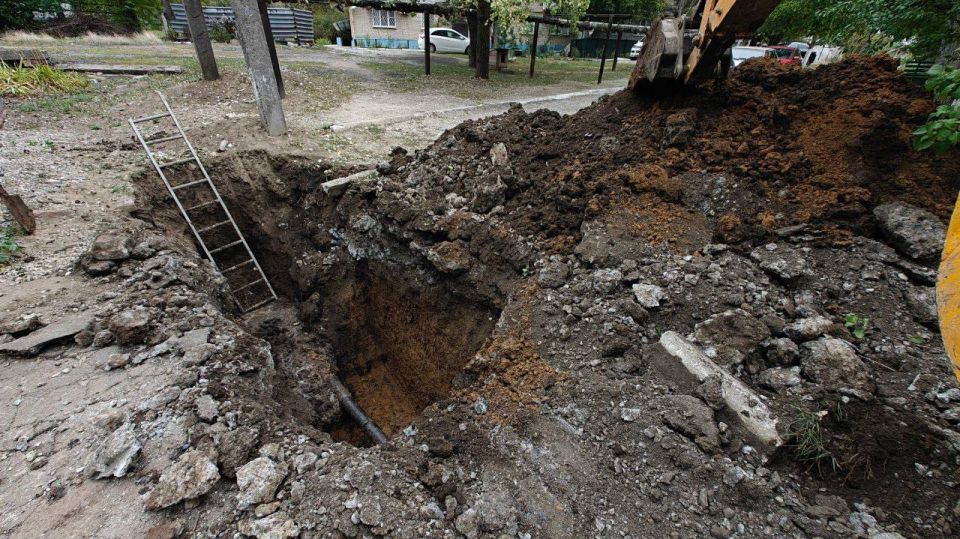 В Мангуше на улице Калинина проводятся срочные ремонтные работы по восстановлению водоснабжения В Мангуше на улице Калинина проводятся срочные ремонтные работы по восстановлению водоснабжения