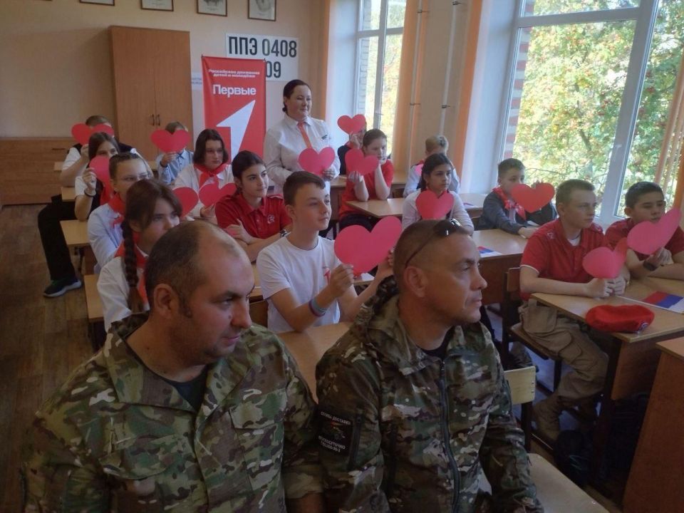 Школьники Подмосковья и Кировского приняли участие в телемосте с участником СВО Школьники Подмосковья и Кировского приняли участие в телемосте с участником СВО