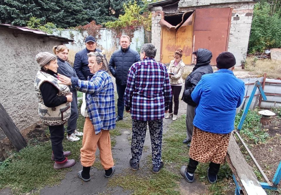 Валентин Левченко: Сегодня заместитель Главы администрации городского округа Донецк Артеменко Тимур Иванович совместно с волонтёрами общественного движения «Народный фронт» передал питьевую бутылированную воду жителям ул.... Валентин Левченко: Сегодня заместитель Главы администрации городского округа Донецк Артеменко Тимур Иванович совместно с волонтёрами общественного движения «Народный фронт» передал питьевую бутылированную воду жителям ул....