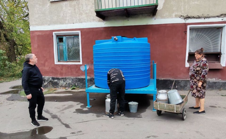 В рамках протокольного поручения Главы Донецкой Народной Республики Дениса Пушилина депутат Торезского городского совета Эдуард Иващенко проконтролировал своевременность наполнения емкости для накопления воды по пер В рамках протокольного поручения Главы Донецкой Народной Республики Дениса Пушилина депутат Торезского городского совета Эдуард Иващенко проконтролировал своевременность наполнения емкости для накопления воды по пер