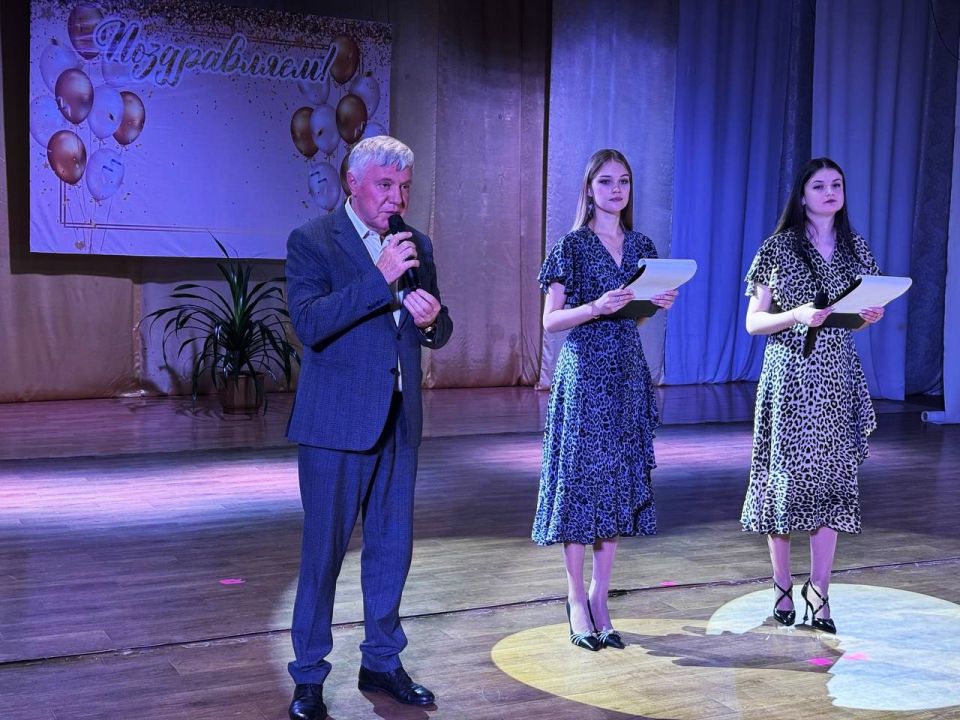 Сергей Литвинов: В Ждановке прошла концертная программа в честь Дня учителя Сергей Литвинов: В Ждановке прошла концертная программа в честь Дня учителя