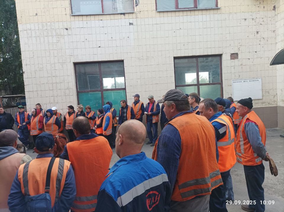 29 сентября в вагонном депо Мариуполь ФГУП "Железные дороги Новороссии" состоялось рабочее собрание, посвященное вопросам укрепления трудовой дисциплины, предоставления различных видов отпусков, разъяснению антикоррупционных... 29 сентября в вагонном депо Мариуполь ФГУП "Железные дороги Новороссии" состоялось рабочее собрание, посвященное вопросам укрепления трудовой дисциплины, предоставления различных видов отпусков, разъяснению антикоррупционных...