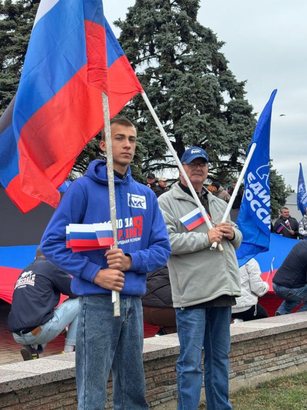 Амвросиевское отделение "Молодая Гвардия "Единой России" вместе с руководителем фракции Юрием Толоком приняли участие в торжественном автопробеге, посвященном Дню воссоединения России с Донецкой и Луганской Народными... Амвросиевское отделение "Молодая Гвардия "Единой России" вместе с руководителем фракции Юрием Толоком приняли участие в торжественном автопробеге, посвященном Дню воссоединения России с Донецкой и Луганской Народными...