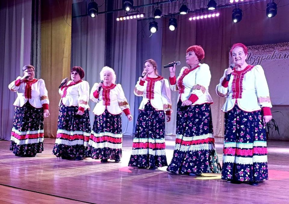 В Ждановке прошла концертная программа в честь Дня учителя В Ждановке прошла концертная программа в честь Дня учителя