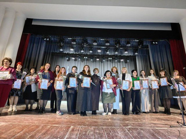 В Новоазовском культурно-досуговом центре состоялось торжественное мероприятие, посвященное профессиональным праздникам работников сферы образования: Дню воспитателя и Дню учителя В Новоазовском культурно-досуговом центре состоялось торжественное мероприятие, посвященное профессиональным праздникам работников сферы образования: Дню воспитателя и Дню учителя