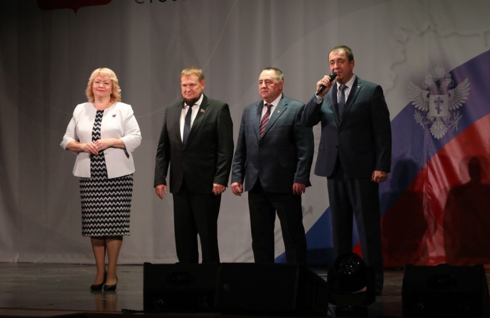 В День воссоединения Представительство ДНР в Москве поблагодарило регионы-шефы, волонтёров, политических и общественных деятелей за неоценимую помощь, оказанную людям Республики В День воссоединения Представительство ДНР в Москве поблагодарило регионы-шефы, волонтёров, политических и общественных деятелей за неоценимую помощь, оказанную людям Республики