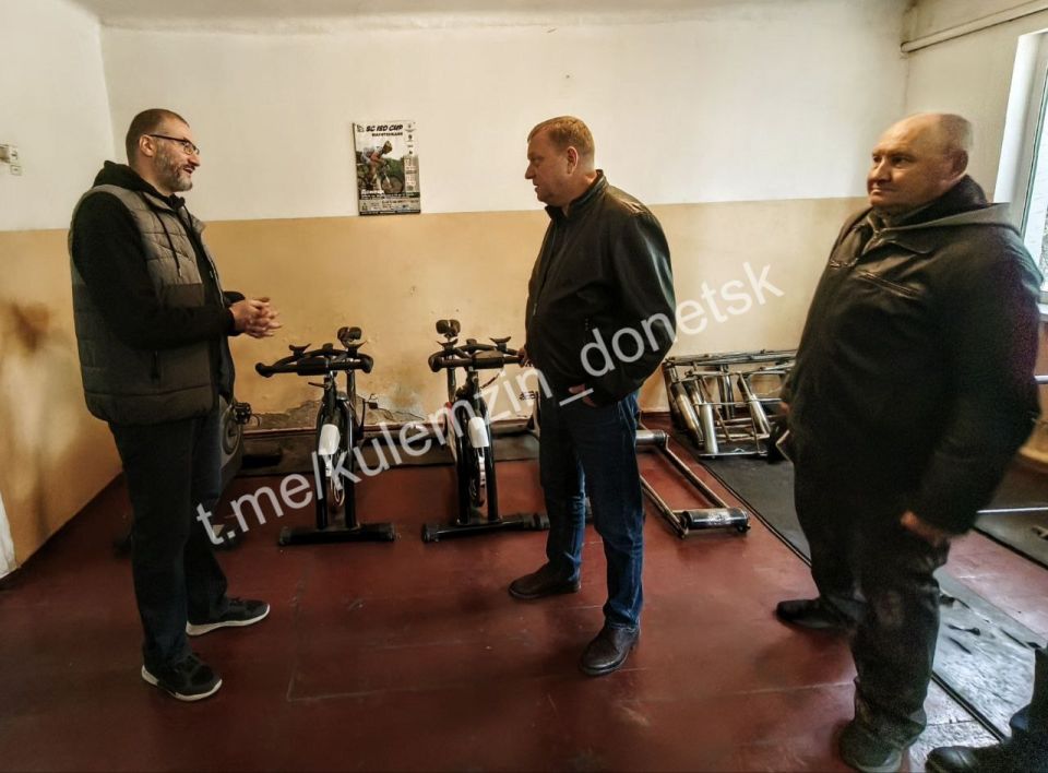 Заместитель главы администрации городского округа Донецк провел встречу с трудовым коллективом спортивной школы № 4 в Петровском районе Заместитель главы администрации городского округа Донецк провел встречу с трудовым коллективом спортивной школы № 4 в Петровском районе