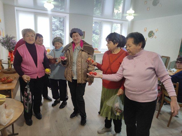 "Бесценен опыт золотой. Пусть серебро виски покрыло - В душе Вы молоды всегда, И в этом тоже Ваша сила." "Бесценен опыт золотой. Пусть серебро виски покрыло - В душе Вы молоды всегда, И в этом тоже Ваша сила."