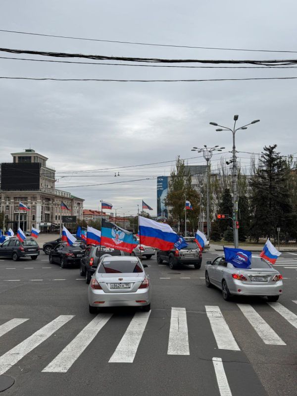 Амвросиевское отделение "Молодая Гвардия "Единой России" вместе с руководителем фракции Юрием Толоком приняли участие в торжественном автопробеге, посвященном Дню воссоединения России с Донецкой и Луганской Народными... Амвросиевское отделение "Молодая Гвардия "Единой России" вместе с руководителем фракции Юрием Толоком приняли участие в торжественном автопробеге, посвященном Дню воссоединения России с Донецкой и Луганской Народными...
