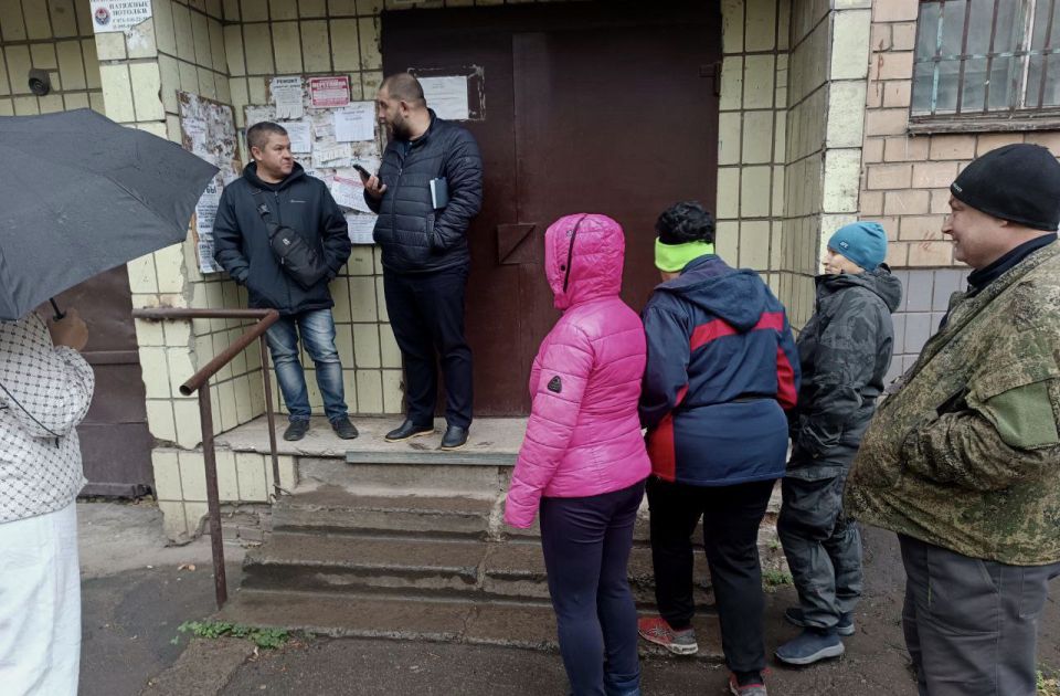 По поручению Главы ДНР Дениса Пушилина 01.10.2025 по адресу: г. Донецк, пр.Ленинский,37 состоялась встреча с жителями района, на которой присутствовал заместитель руководителя Управы Ленинского внутригородского района... По поручению Главы ДНР Дениса Пушилина 01.10.2025 по адресу: г. Донецк, пр.Ленинский,37 состоялась встреча с жителями района, на которой присутствовал заместитель руководителя Управы Ленинского внутригородского района...