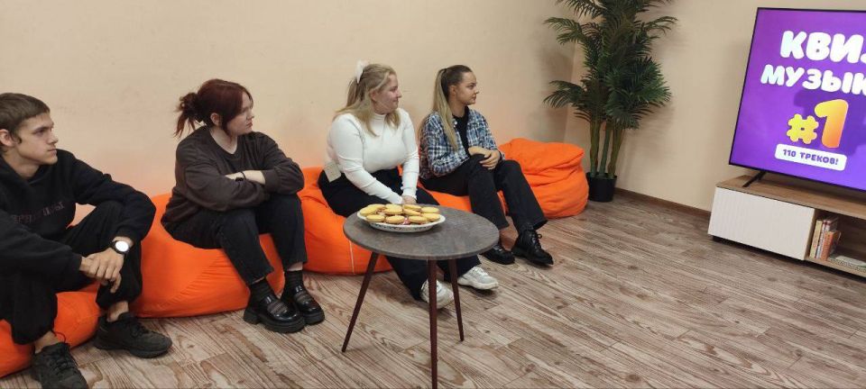 1 октября в молодежном отделе имени Марии Пироговой царила атмосфера творчества и вдохновения! Сотрудники МБУ "Центр культуры и досуга города Дебальцево" организовали для всех желающих увлекательную музыкальную викторину... 1 октября в молодежном отделе имени Марии Пироговой царила атмосфера творчества и вдохновения! Сотрудники МБУ "Центр культуры и досуга города Дебальцево" организовали для всех желающих увлекательную музыкальную викторину...