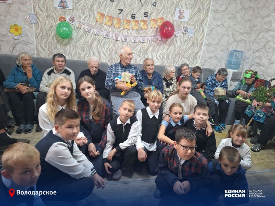 Золотая осень жизни.. Сегодня в стационарном отделении для постоянного проживания граждан пожилого возраста и инвалидов прошло праздничное мероприятие ко Дню пожилого человека Золотая осень жизни.. Сегодня в стационарном отделении для постоянного проживания граждан пожилого возраста и инвалидов прошло праздничное мероприятие ко Дню пожилого человека