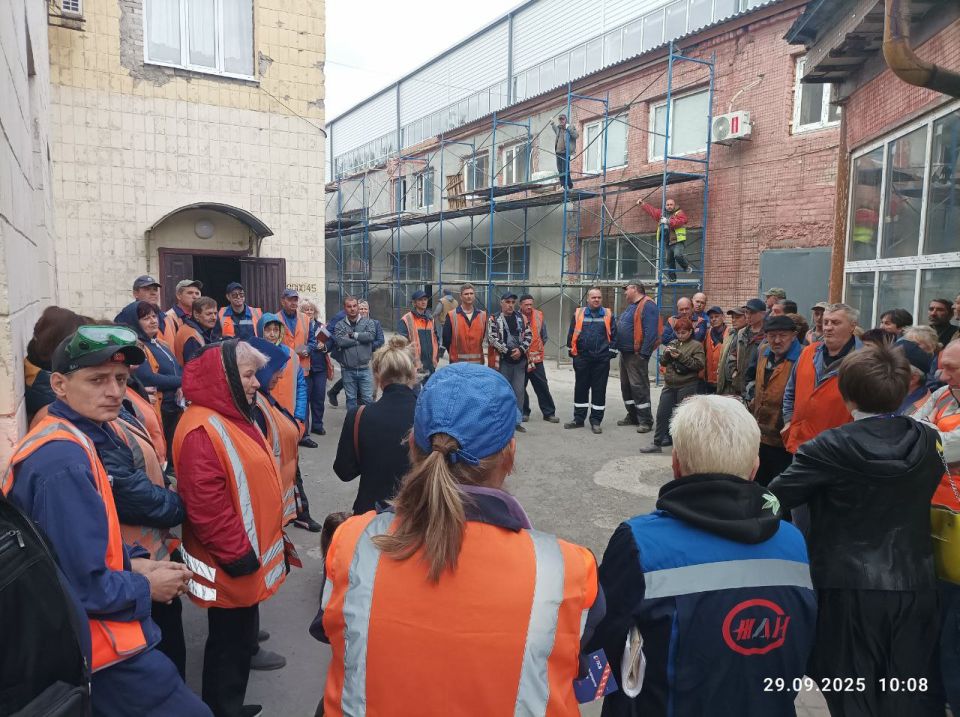 29 сентября в вагонном депо Мариуполь ФГУП "Железные дороги Новороссии" состоялось рабочее собрание, посвященное вопросам укрепления трудовой дисциплины, предоставления различных видов отпусков, разъяснению антикоррупционных... 29 сентября в вагонном депо Мариуполь ФГУП "Железные дороги Новороссии" состоялось рабочее собрание, посвященное вопросам укрепления трудовой дисциплины, предоставления различных видов отпусков, разъяснению антикоррупционных...