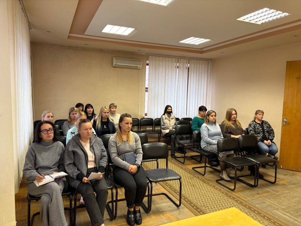 Сегодня, 1 октября, руководитель Управы Ленинского внутригородского района Администрации городского округа Донецк Татьяна Темникова провела расширенное аппаратное совещание Сегодня, 1 октября, руководитель Управы Ленинского внутригородского района Администрации городского округа Донецк Татьяна Темникова провела расширенное аппаратное совещание