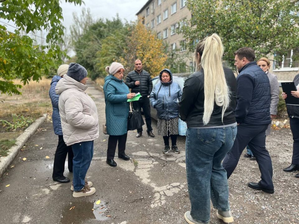 Сегодня советник главы Администрации городского округа Харцызск Наталия Тымко совместно с депутатом Харцызского городского совета Борисом Будыка провели встречу с жителями улицы Адамца Сегодня советник главы Администрации городского округа Харцызск Наталия Тымко совместно с депутатом Харцызского городского совета Борисом Будыка провели встречу с жителями улицы Адамца