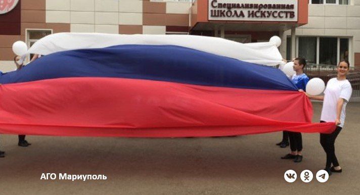 Юные таланты Мариуполя провели флешмоб ко Дню воссоединения с Россией Юные таланты Мариуполя провели флешмоб ко Дню воссоединения с Россией