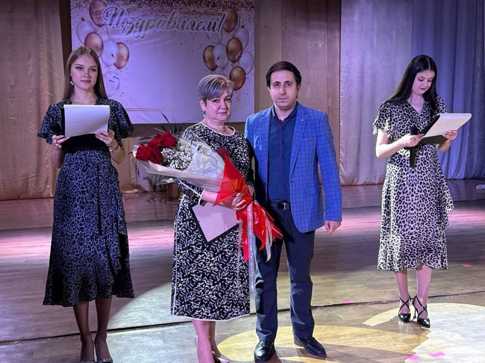 В Ждановке прошла концертная программа в честь Дня учителя В Ждановке прошла концертная программа в честь Дня учителя