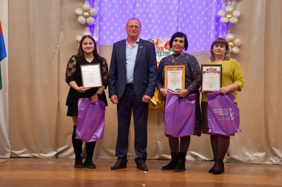 В Дебальцево отметили День учителя: тепло, искренне и с признательностью В Дебальцево отметили День учителя: тепло, искренне и с признательностью