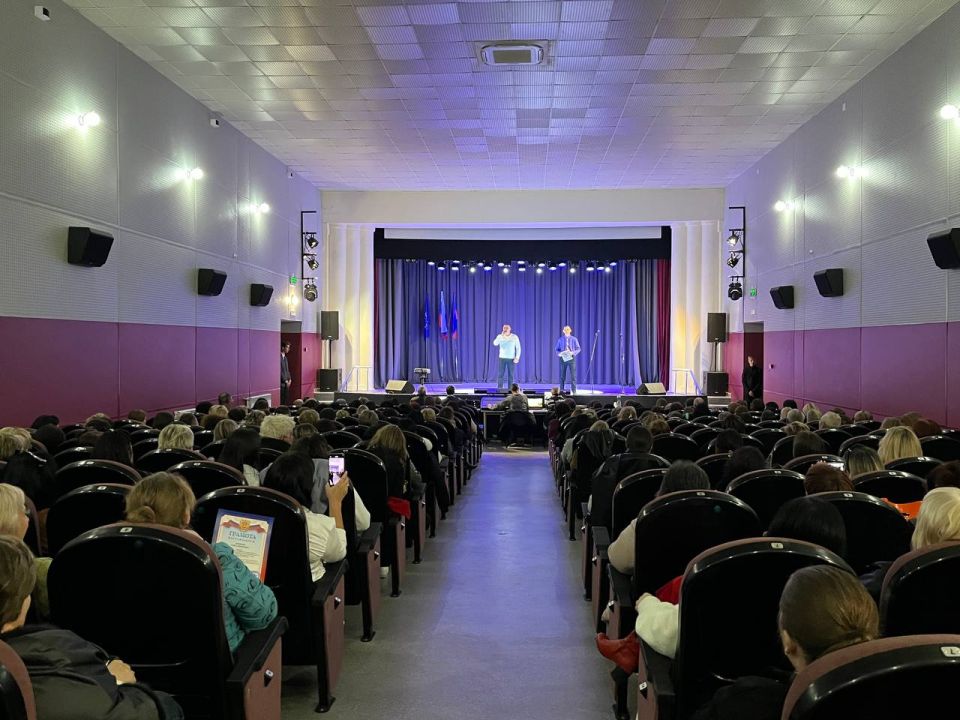 В Новоазовском культурно-досуговом центре состоялось торжественное мероприятие, посвященное профессиональным праздникам работников сферы образования: Дню воспитателя и Дню учителя В Новоазовском культурно-досуговом центре состоялось торжественное мероприятие, посвященное профессиональным праздникам работников сферы образования: Дню воспитателя и Дню учителя