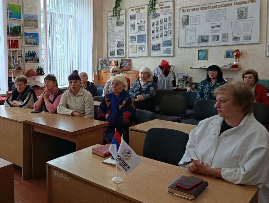 Сегодня, 1 октября, председатель Макеевского городского совета Валентина Харлашка провела встречу с трудовым коллективом Средней школы № 16 Сегодня, 1 октября, председатель Макеевского городского совета Валентина Харлашка провела встречу с трудовым коллективом Средней школы № 16